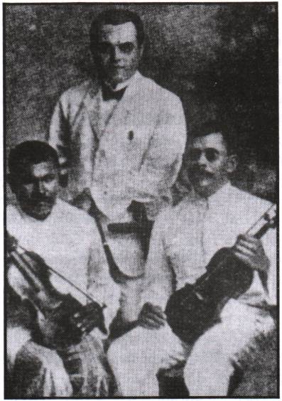 Os dois mais afamados cantadores/violeiros cegos do Cear, Sinfrnio ( esq.) e Aderaldo ( dir.), tendo ao centro o grande folclorista Leonardo Mota
