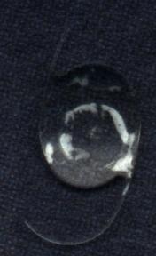 Figura 3: Mostra uma das alas da lente quebrada