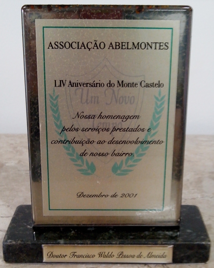 Associao Abelmontes concedeu um trofu ao Dr. Francisco Waldo Pessoa de Almeida no LIV Aniversrio do bairro Monte Castelo em dezembro de 2001