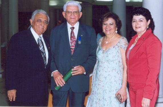 Foto do Dr. Waldo Pessoa recebendo MEDALHA DO MRITO ROTRIO