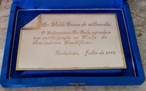 Laboratrio So Paulo concedeu uma homenagem em forma de uma placa ao Dr. Francisco Waldo Pessoa de Almeida por sua participao no Ciclo de Seminrios Cientficos