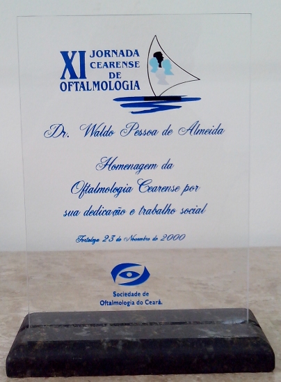 Sociedade de Oftalmologia do Cear concedeu um trofu ao Dr. Francisco Waldo Pessoa de Almeida em 23 de Novembro de 2000