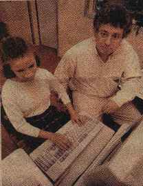 Foto do Professor Jos Antnio Borges com uma aluna