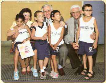 FOTO DA DONA JOSLIA ALMEIDA, DR. ELISABETO GONALVES, DR. FRANCISCO WALDO PESSOA DE ALMEIDA E CRIANAS DA SOCIEDADE DE ASSISTNCIA AOS CEGOS(SAC)